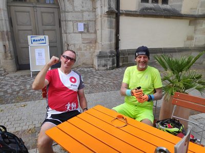Bild Hagi und Alex - warten auf die Getränke und Stärkung für die 2 Runde.
