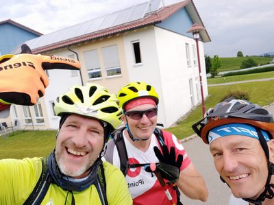 Bild die 3 Bodenseetourer machen noch ein Bild am Seniorenheim Kressbronn